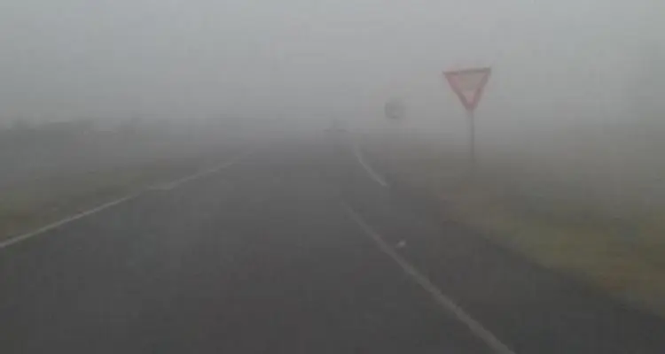 Por la niebla, piden que los vehículos que circulen por los accesos “lo hagan con precaución”