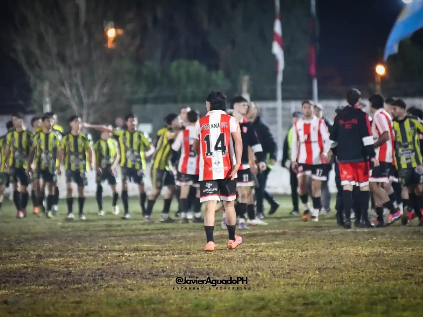 Luego de los incidentes el Tribunal resolvió dar por terminado el partido. PH: Javier Aguado.