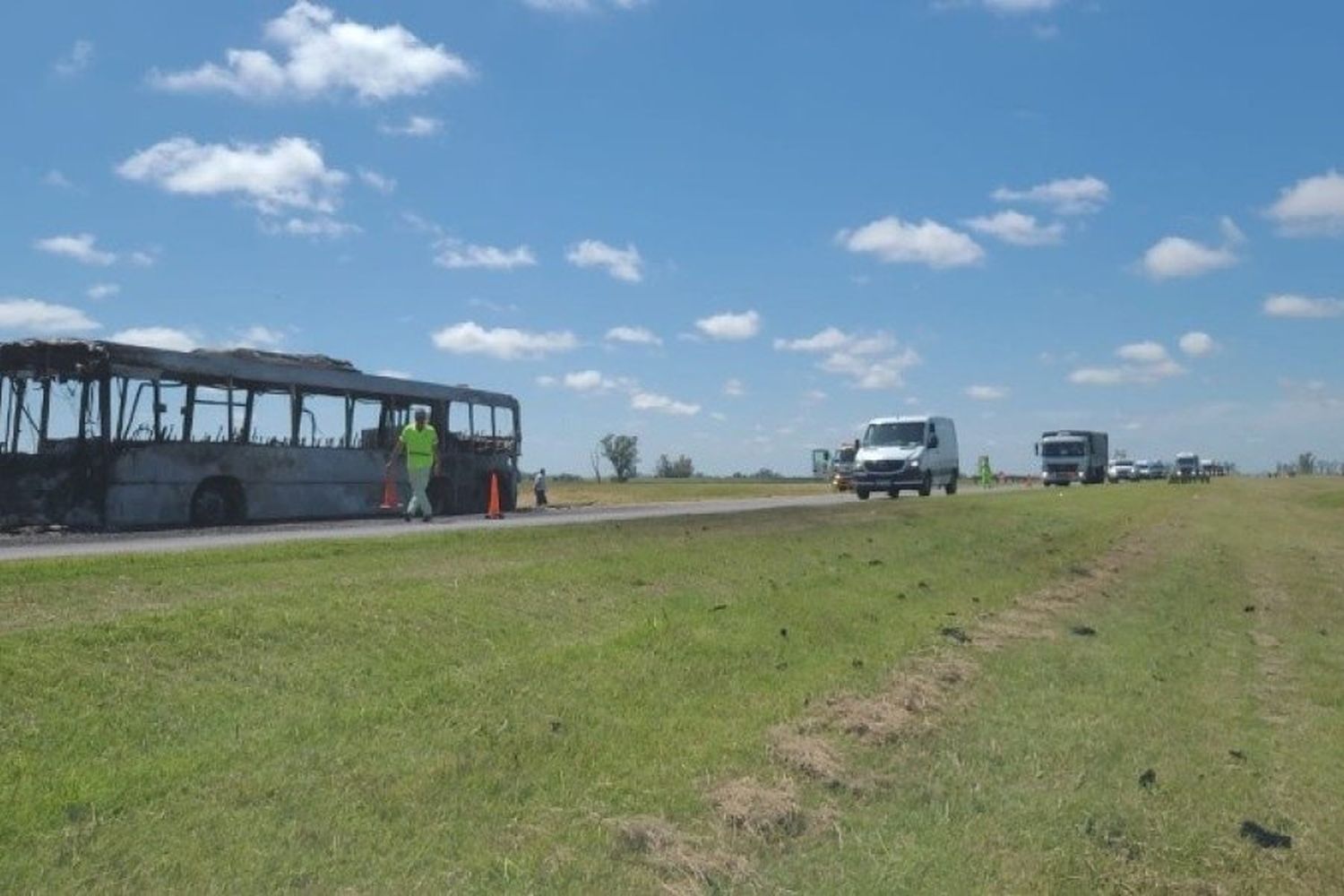 Un colectivo se prendió fuego en plena autopista Rosario-Buenos Aires: viajaban 30 personas y ninguna resultó herida