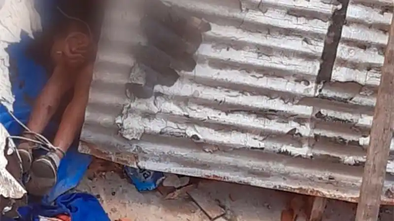 Estremecedor video de un niño atado en el patio de su casa: "Por favor, tengo frío"