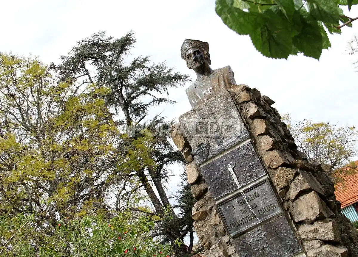 Buscan cambiar el nombre de la plaza Colón: la intención es que se llame Manuel Almeida