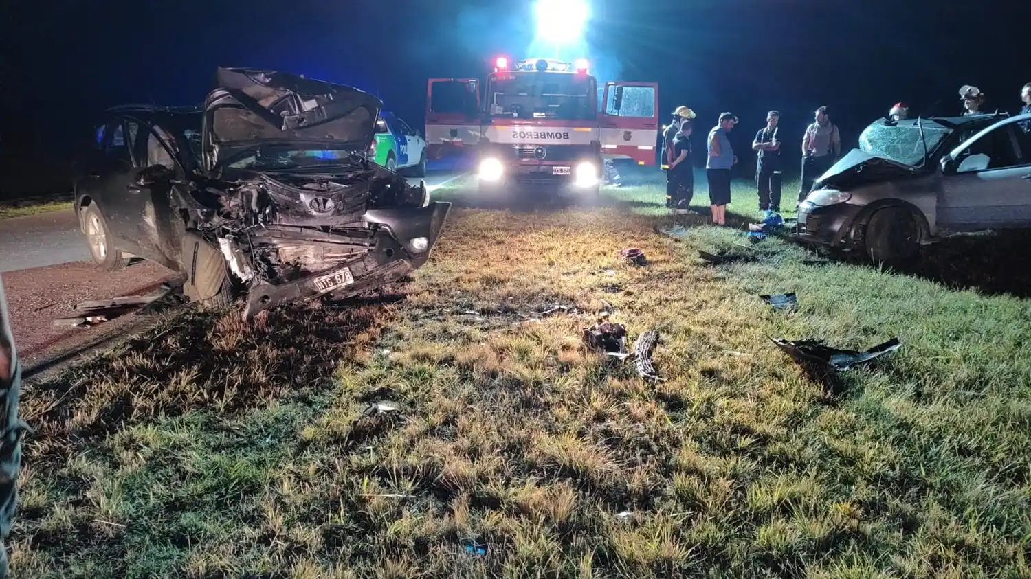 Choque frontal entre una camioneta y un vehículo tipo pick-up en el acceso a Gardey.