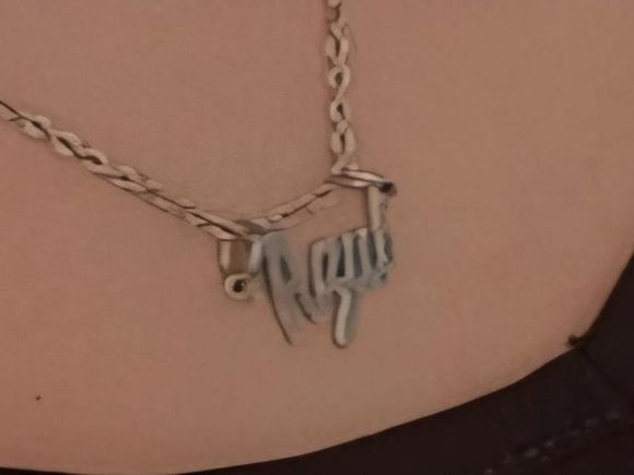 Buscan un collar con dije con el nombre Azul