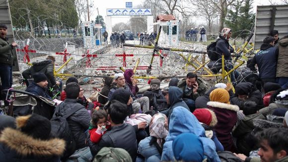 REFUGIADOS son obligados a cruzar desnudos río entre Grecia y Turquía