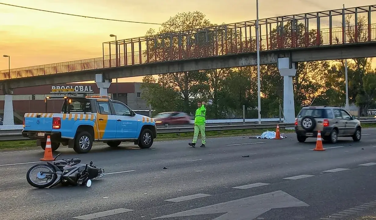 Trágico accidente: pararon a cambiar un neumático y un motociclista murió al intentar esquivarlos