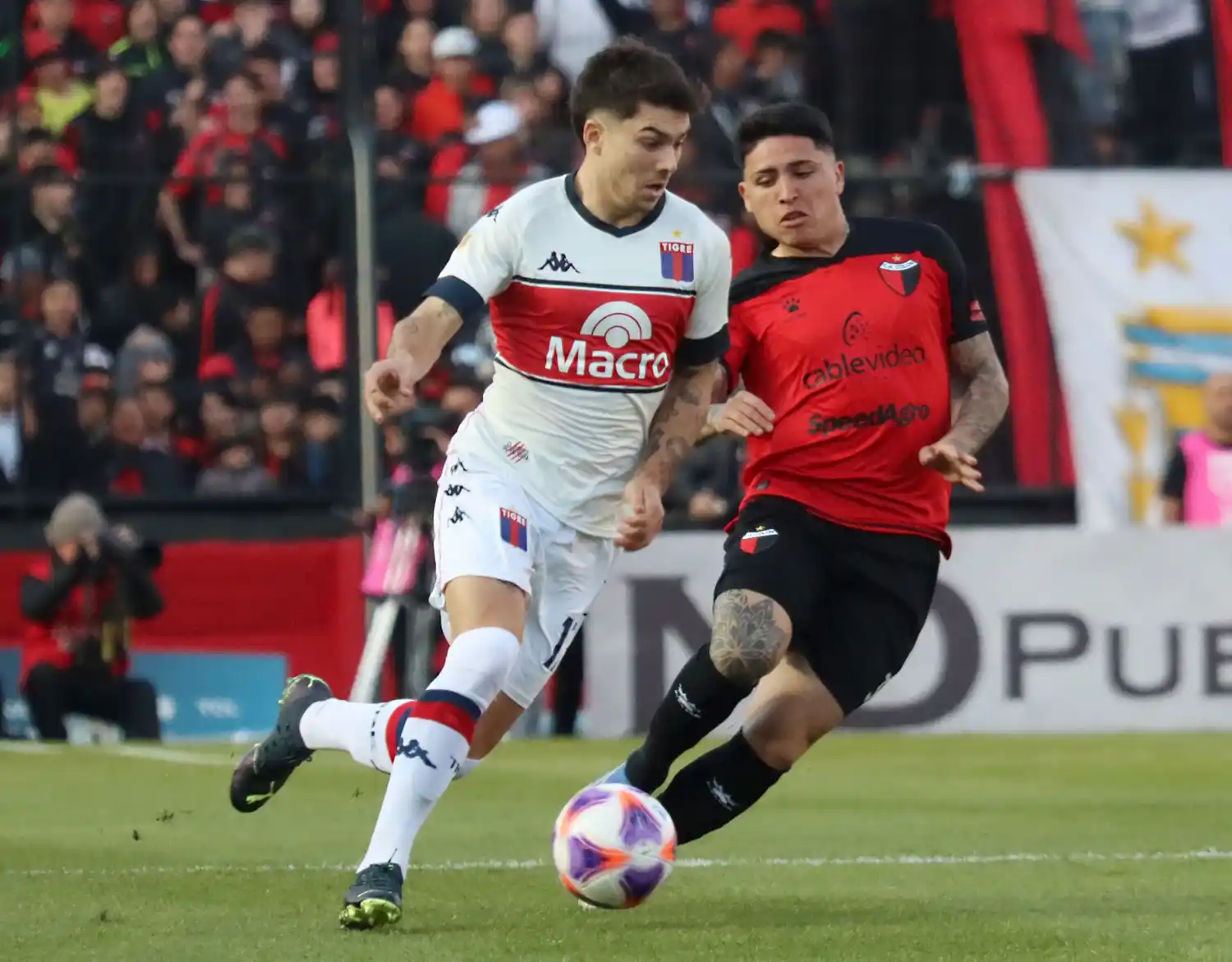 Blondel sale con pelota dominada, seguido por Farías.