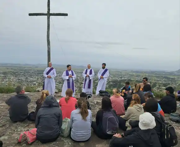 Balcarce: peregrinación bonaerense a la sierra La Barrosa y misa en lo alto de la cruz