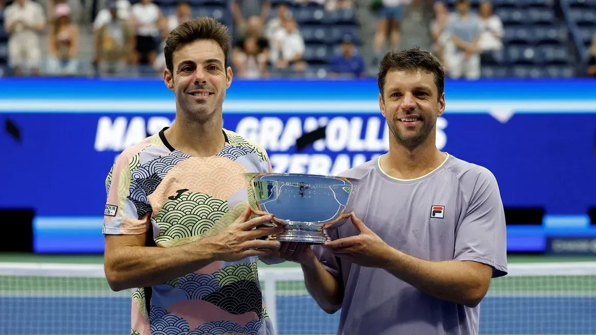 Marcel Granollers y Horacio Zeballos con el trofeo del US Open. Crédito: Geoff Burke-Imagn Images