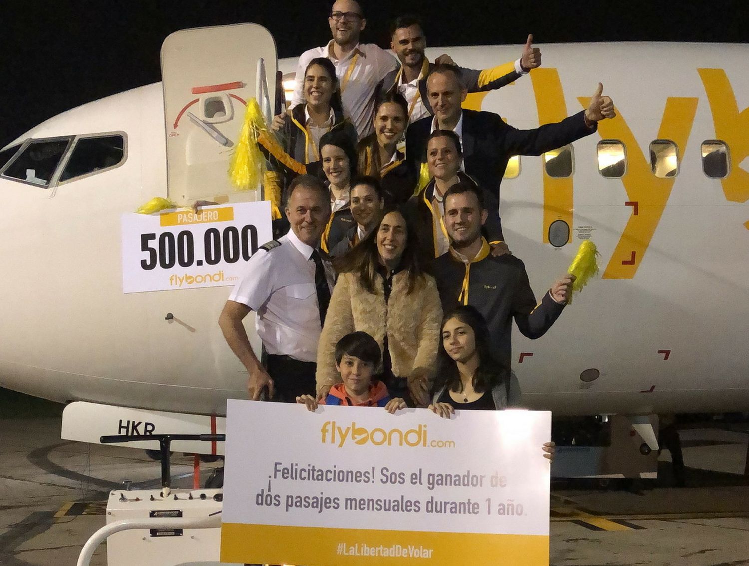 Flybondi celebró sus 500 mil pasajeros regalando tickets por un año