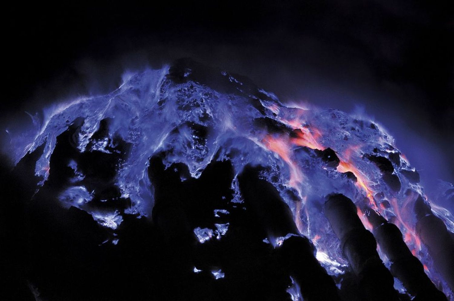 imagen El asombroso volcán de fuego azul: un fenómeno natural único en el mundo