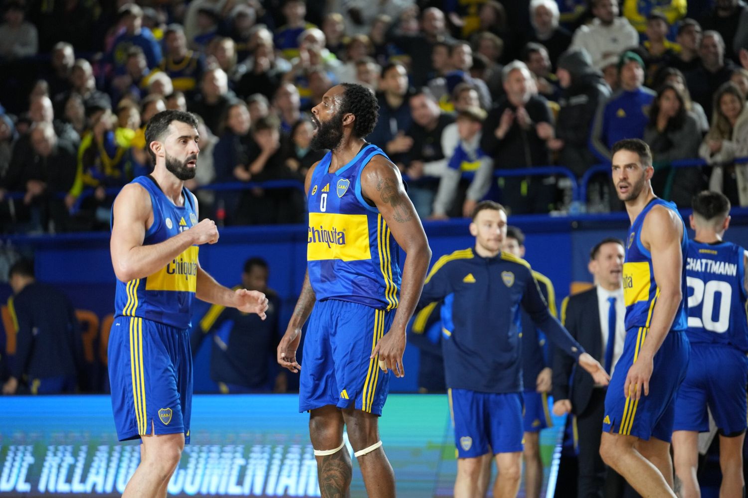 Monoco Vega y el norteamericano Wayne Langston celebran una acción de juego en mitad de cancha.