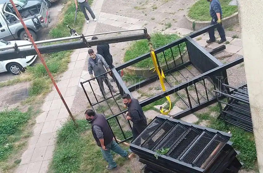 Tras seis meses, reemplazaron la escalera que se desplomó en el Centenario