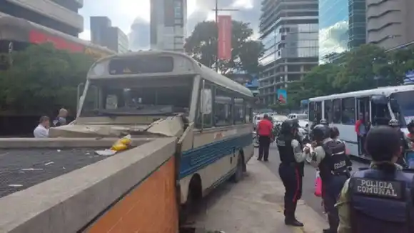 ¡ESTREPITOSO CHOQUE de un autobús lleno de pasajeros! Deja 14 heridos en la avenida Francisco de Miranda