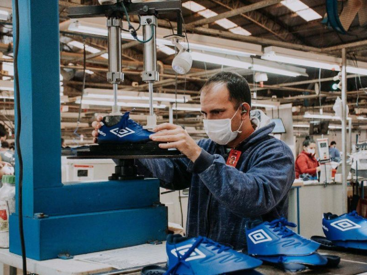 Cien despidos en una fábrica de zapatillas por no poder importar insumos