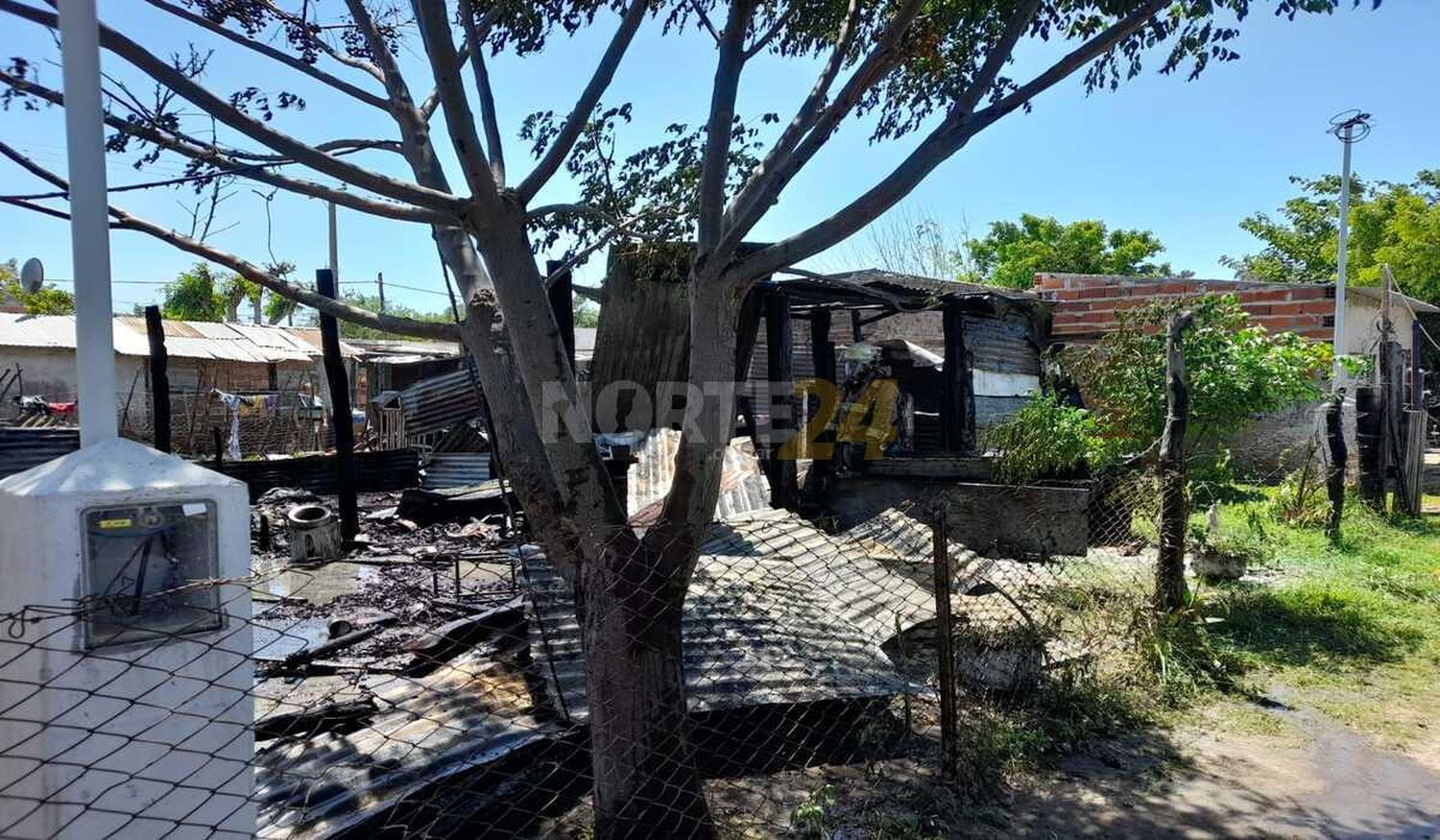 Destrucción total de una casa por un incendio, en Reconquista