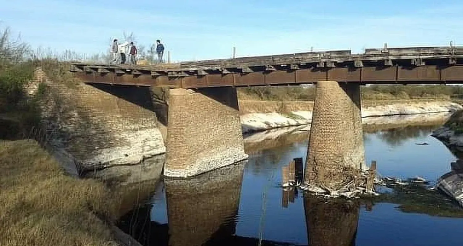 Se busca preservar el patrimonio histórico y arquitectónico que constituye un conjunto de viejos puentes del siglo XIX que actualmente están caídos o en desuso.