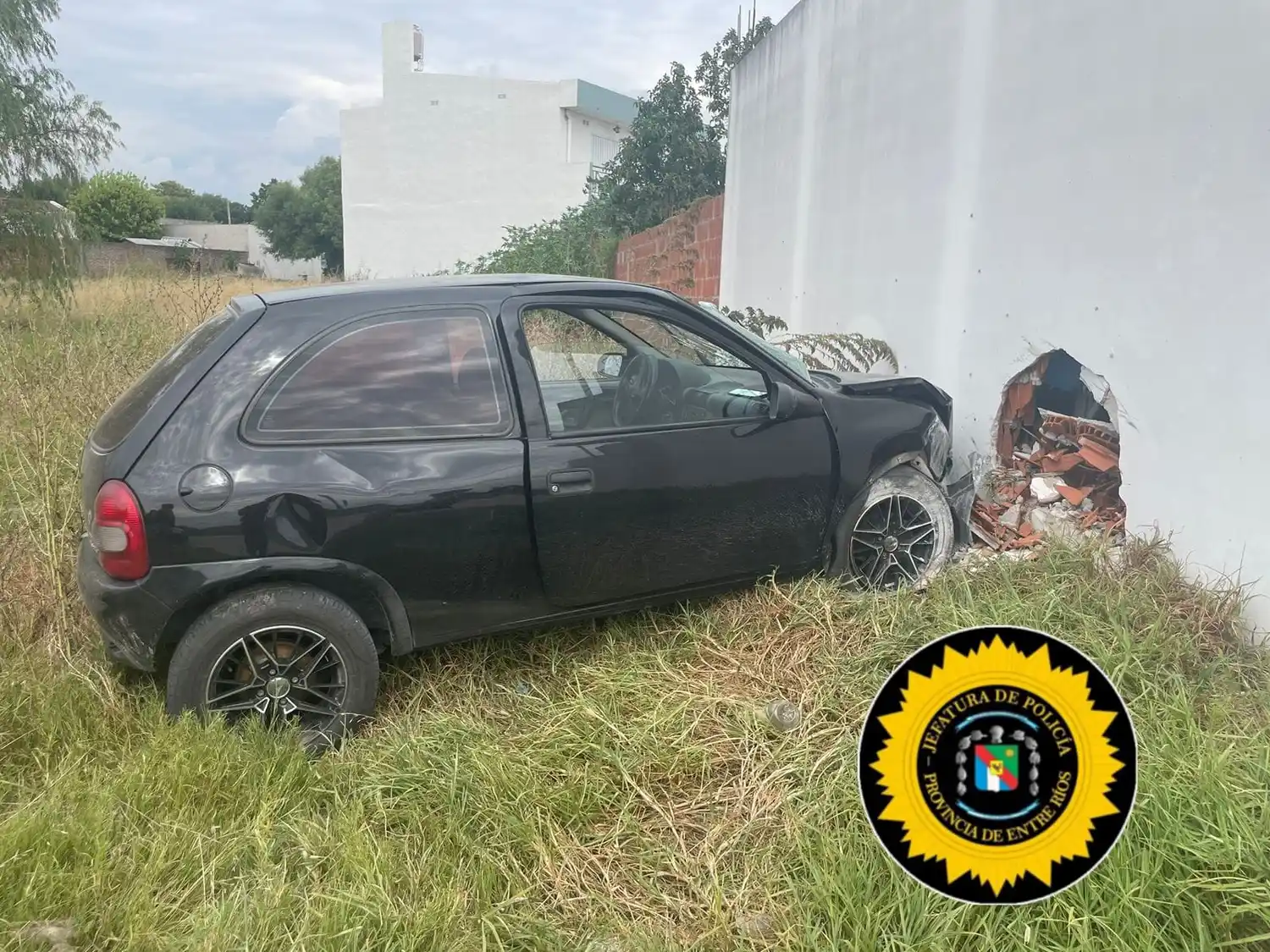 Crespo: un automóvil despistó y colisionó contra una vivienda