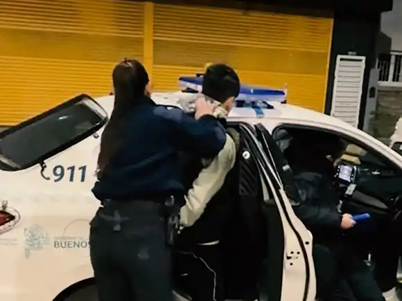 Un menor en moto atropelló a un agente de la Patrulla Municipal para evitar el operativo