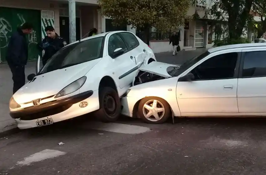 Chocó contra un auto después de sufrir la explosión de un neumático