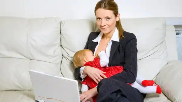 Convivir en pareja suma a la mujer siete horas de trabajo extra