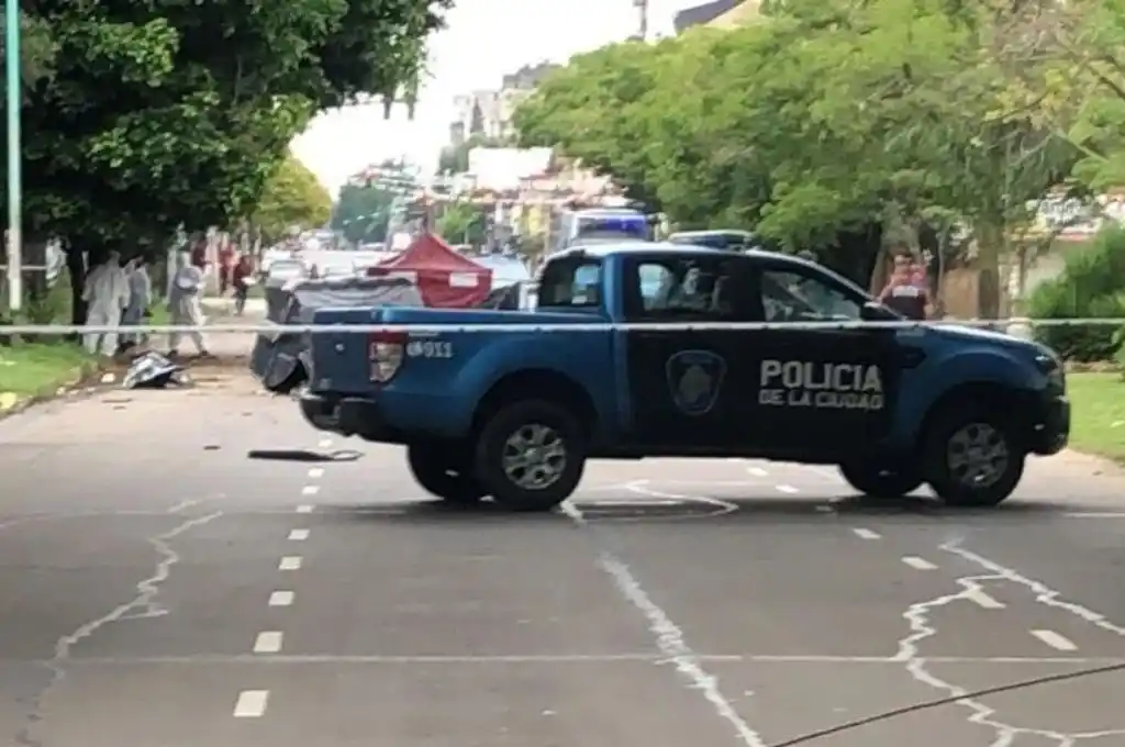Murió decapitado al chocar contra un contenedor de basura