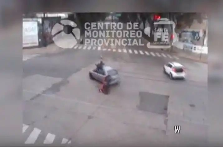 Impresionante choque en el centro: motociclista quedó arriba del techo de un auto