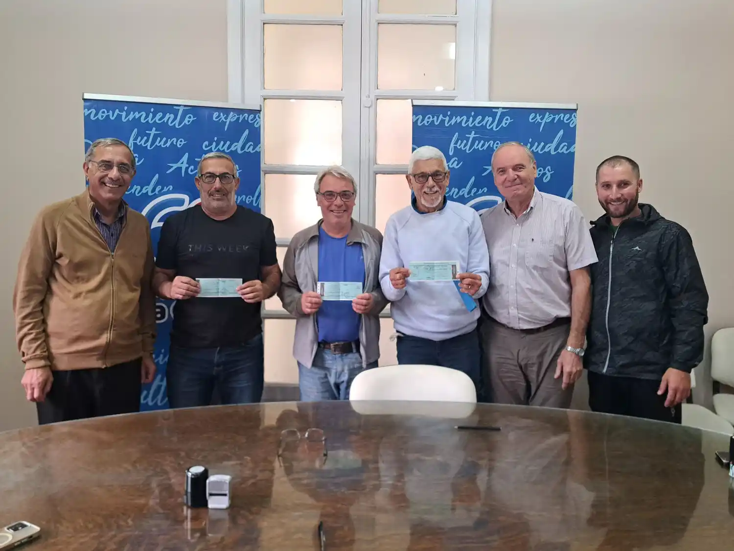 El intendente Gizzi junto a representantes de la entidades deportivas.