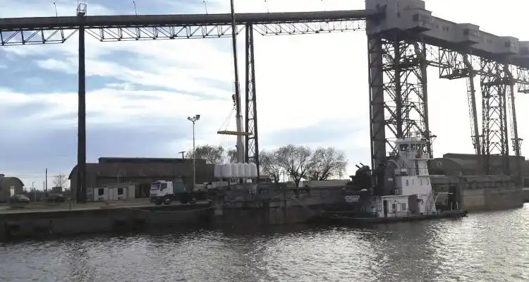 Por ahora resiste en canal de acceso al puerto