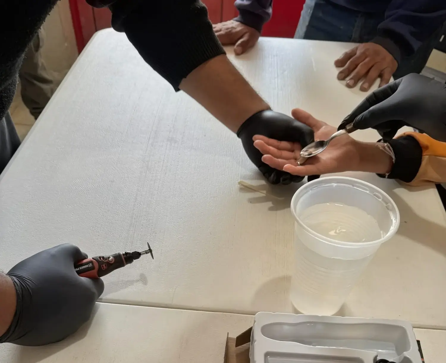 Bomberos asistieron a una menor con un anillo atrapado en su dedo