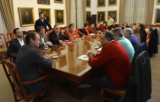 El gobierno provincial abrirá las paritarias con los estatales el jueves 