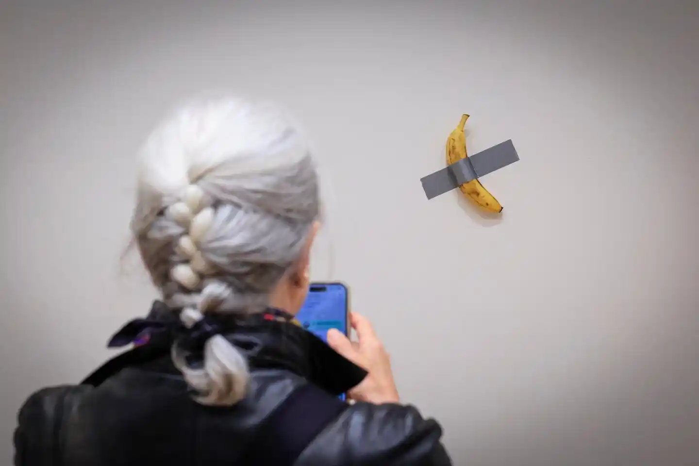 La pieza -una banana adherida a la pared con cinta gris- se volvió mundialmente conocida desde su presentación en Art Basel Miami Beach 2019.