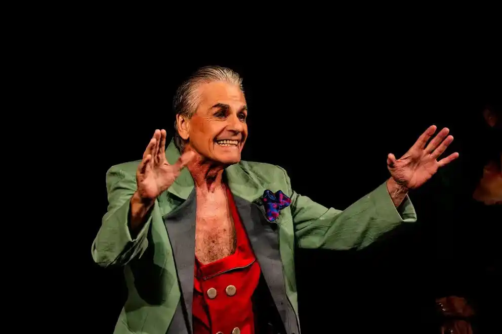 Raúl Rizzo sube a las tablas cada domingo para ser parte de la obra "Rojos globos rojos"