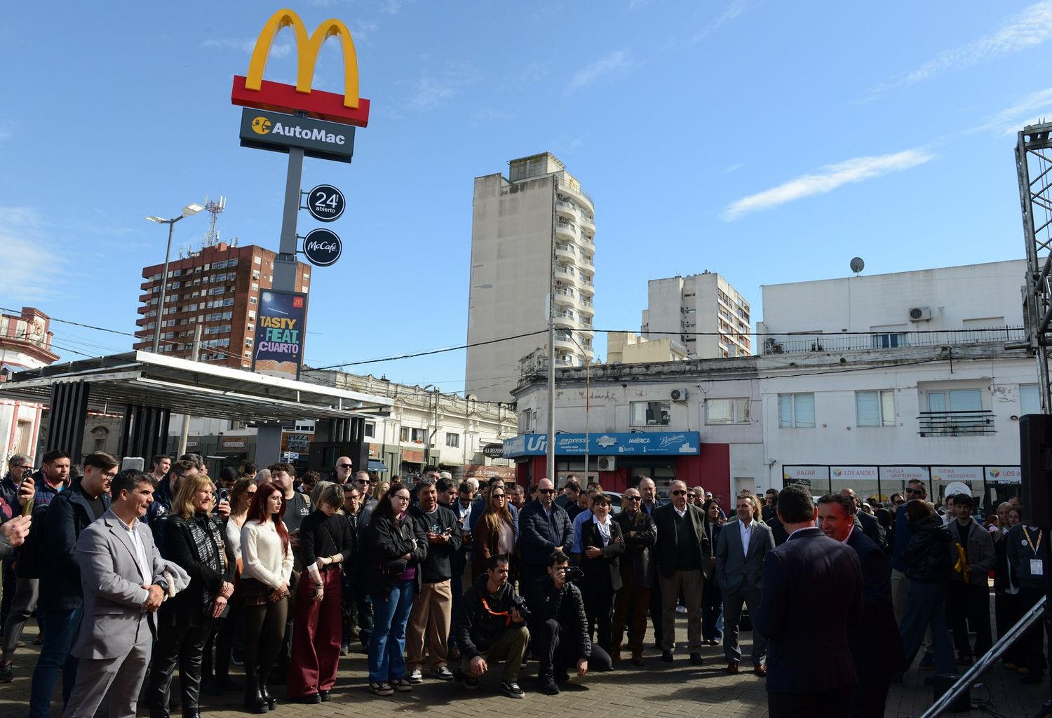 Una inauguración multitudinaria: las imágenes de la apertura de McDonald's