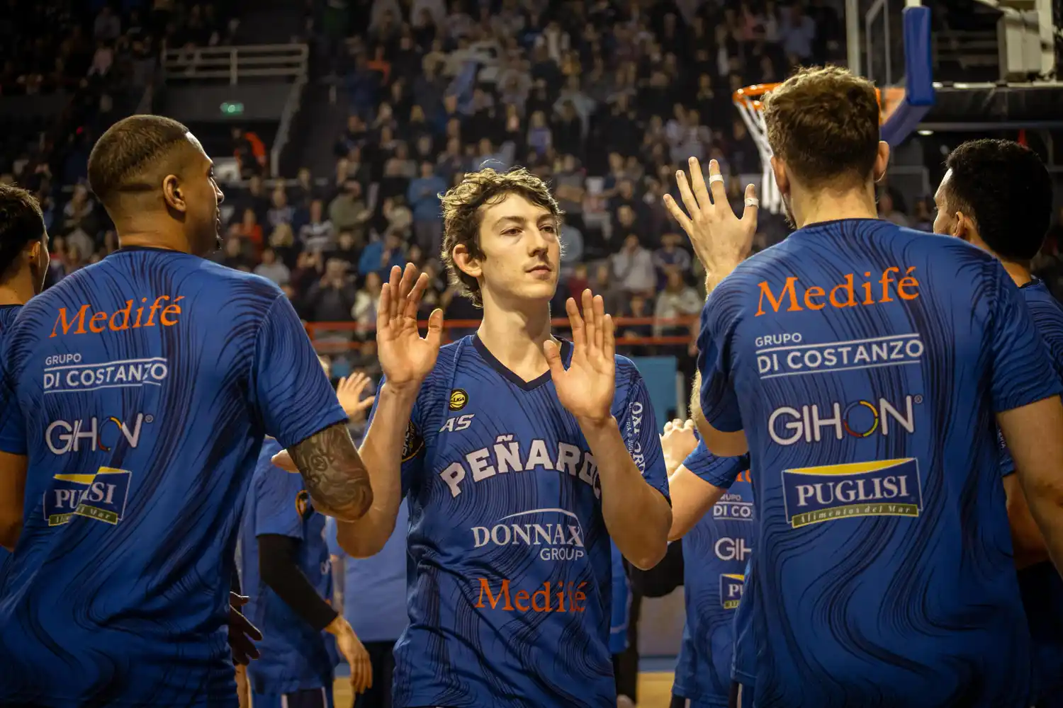 Monacchi saludando a sus compañeros.