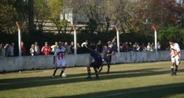 Mitre goleó, sumó y se escapa
