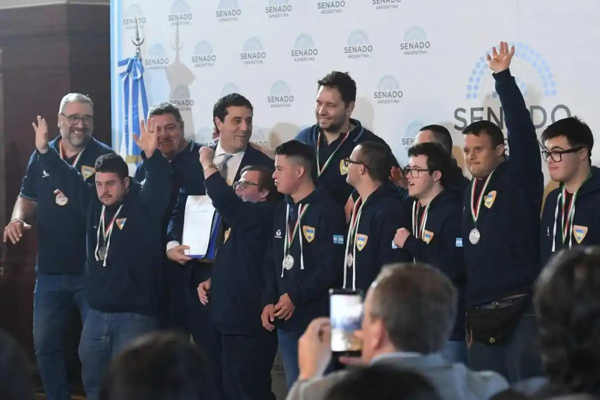 Los atletas locales fueron reconocidos por la Comisión de Deportes del Senado.