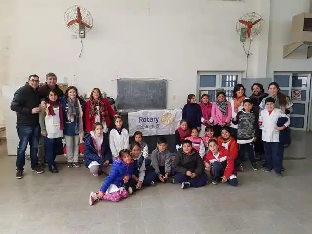 Rotary Club Gualeguay entregó materiales para la construcción de bicicleteros