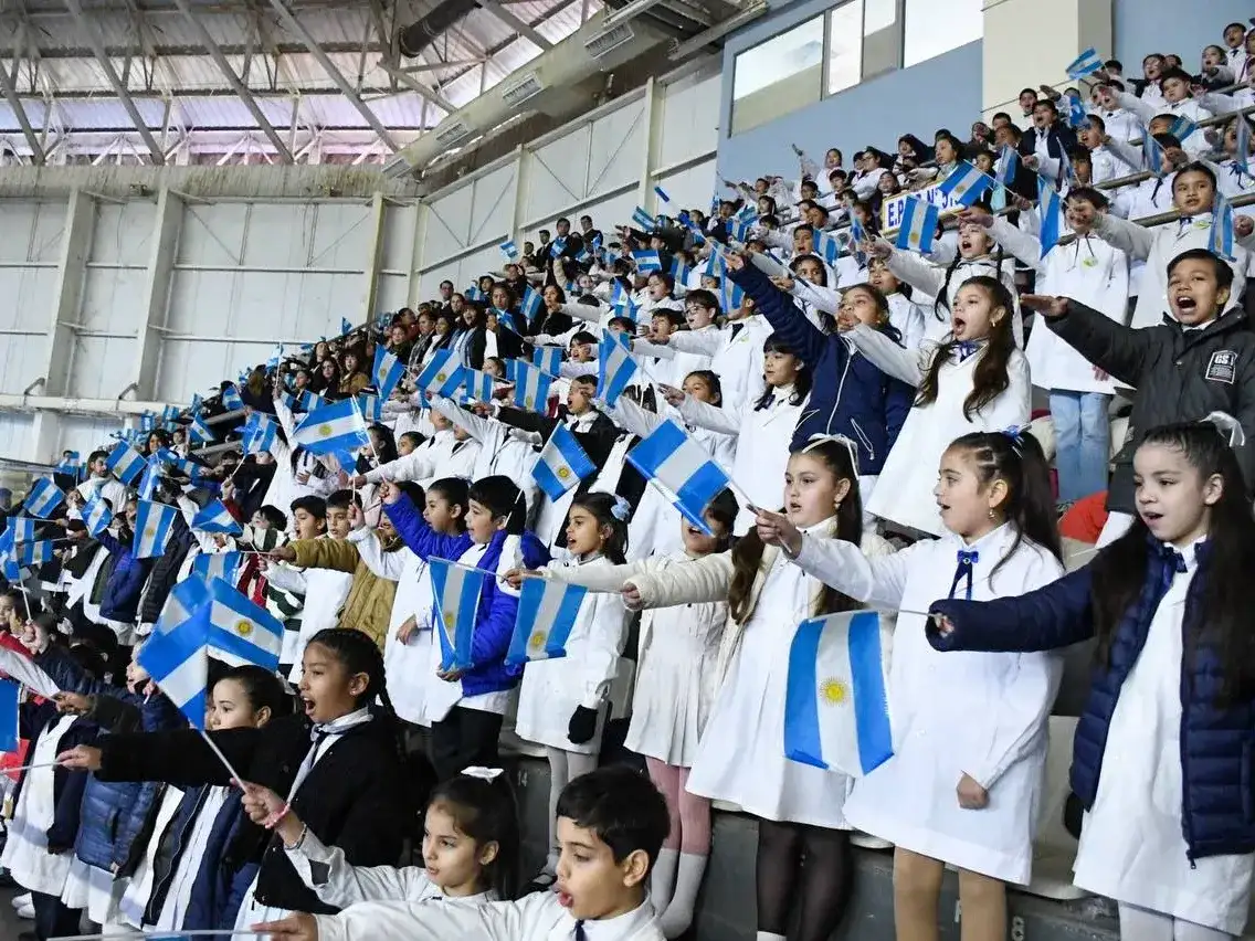 Emotiva ceremonia de jura a la Bandera Nacional en el Estadio Cincuentenario