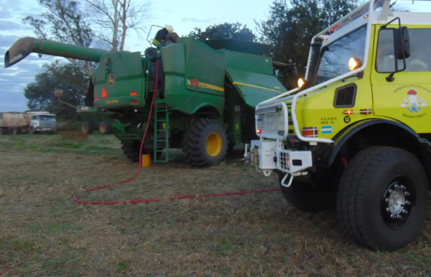 Los bomberos utilizaron alrededor de 1000 litros de agua para combatir las llamas. Crédito: Bomberos de Venado Tuerto.