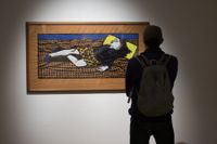 El Mumbat exhibe una selección de obras contemporáneas donde el relato instala objetos vinculados al mundo infantil