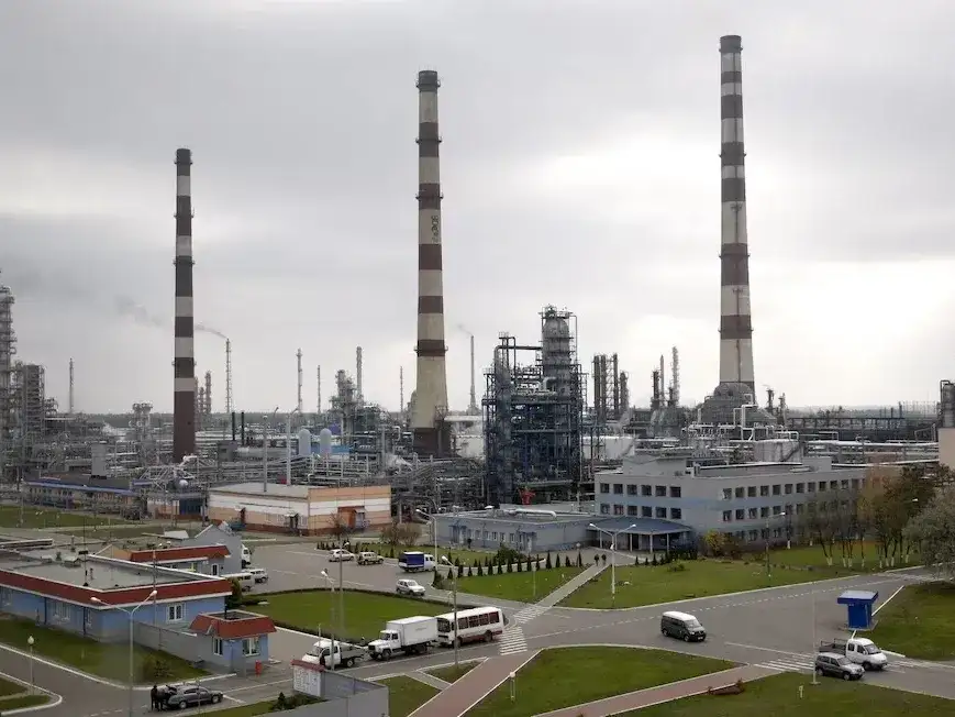 El petróleo cayó por tercera jornada consecutiva por reanudación parcial del principal oleoducto saudí