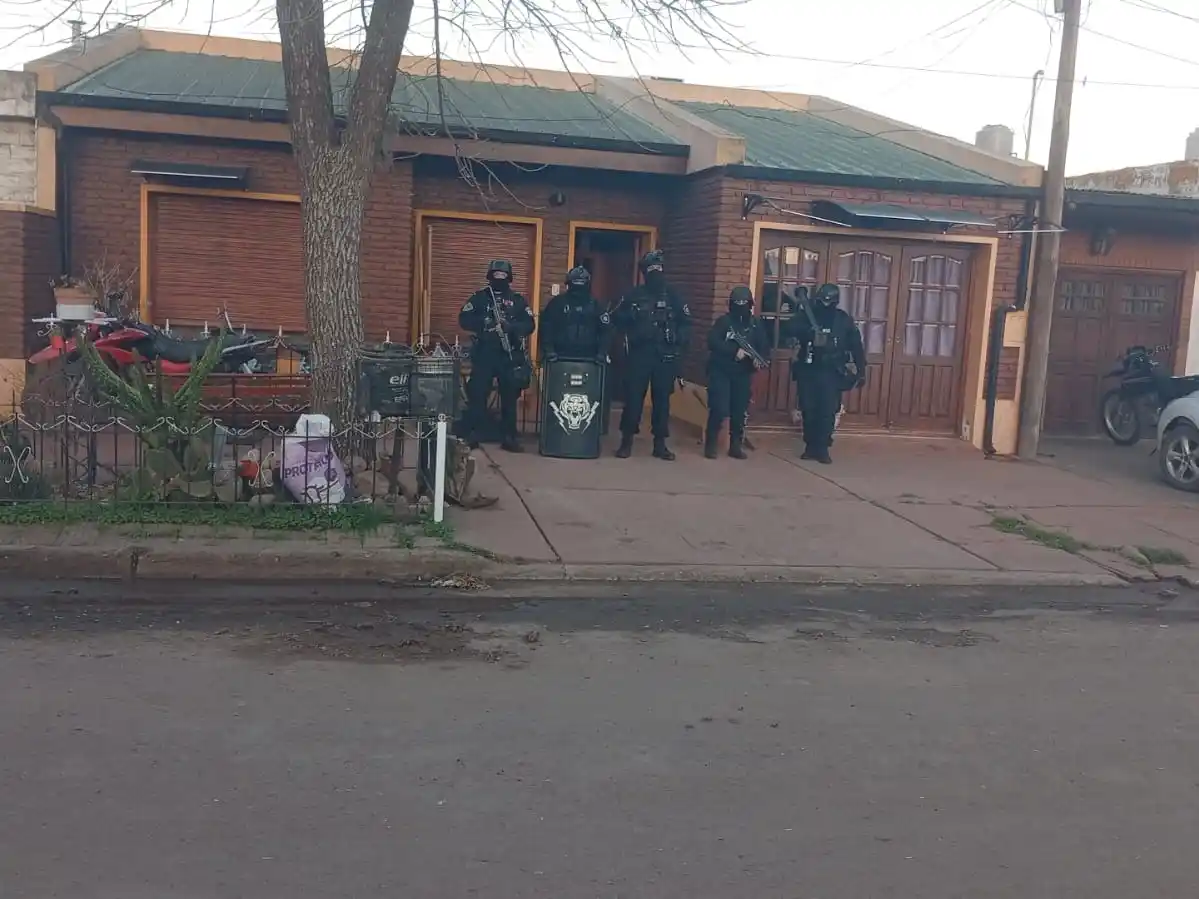 Allanamientos positivos con varios elementos secuestrados, entre ellos marihuana.