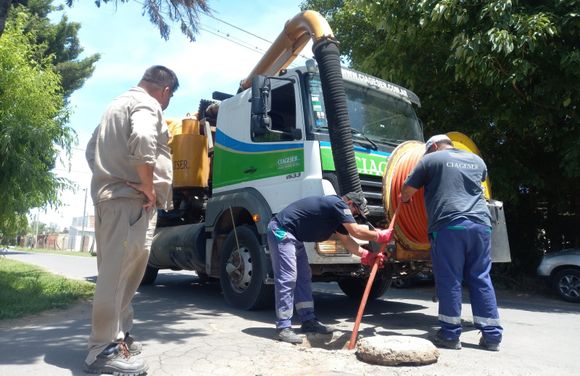 Cloacas tapadas: la red está colapsada y el desobstructor de la Provincia no aparece