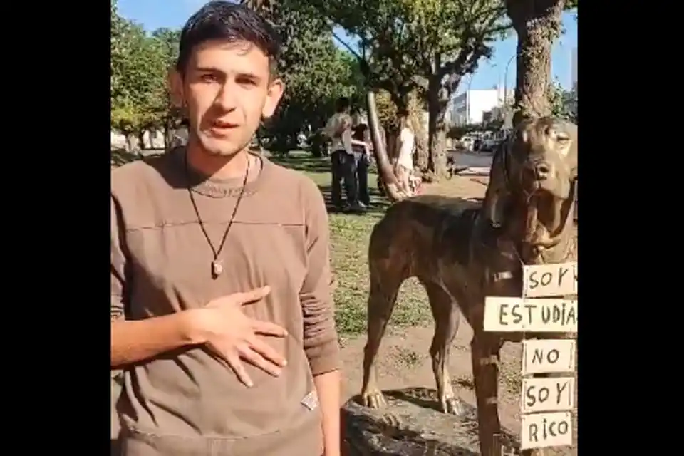 Un estudiante de la Unicen, repudiando los dichos del presidente Milei