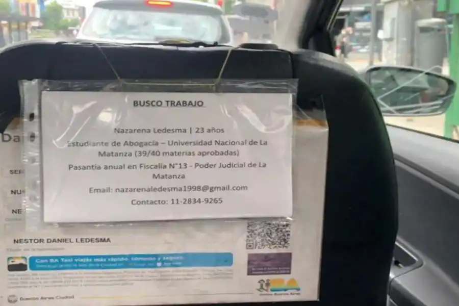 Un taxista puso el currículum de su hija en el auto y le consiguió varias ofertas de trabajo