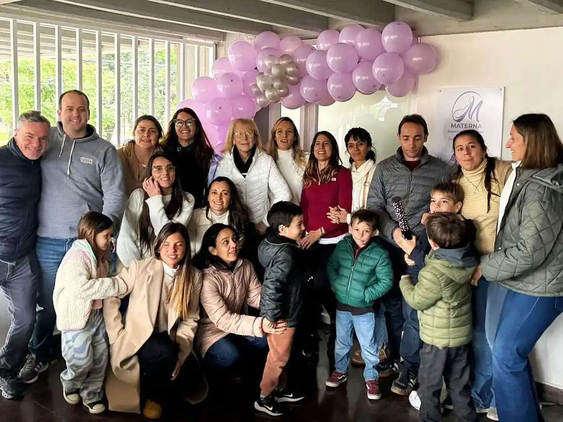 La alegría de profesionales de la salud, junto a familiares y amistades en el día inaugural.