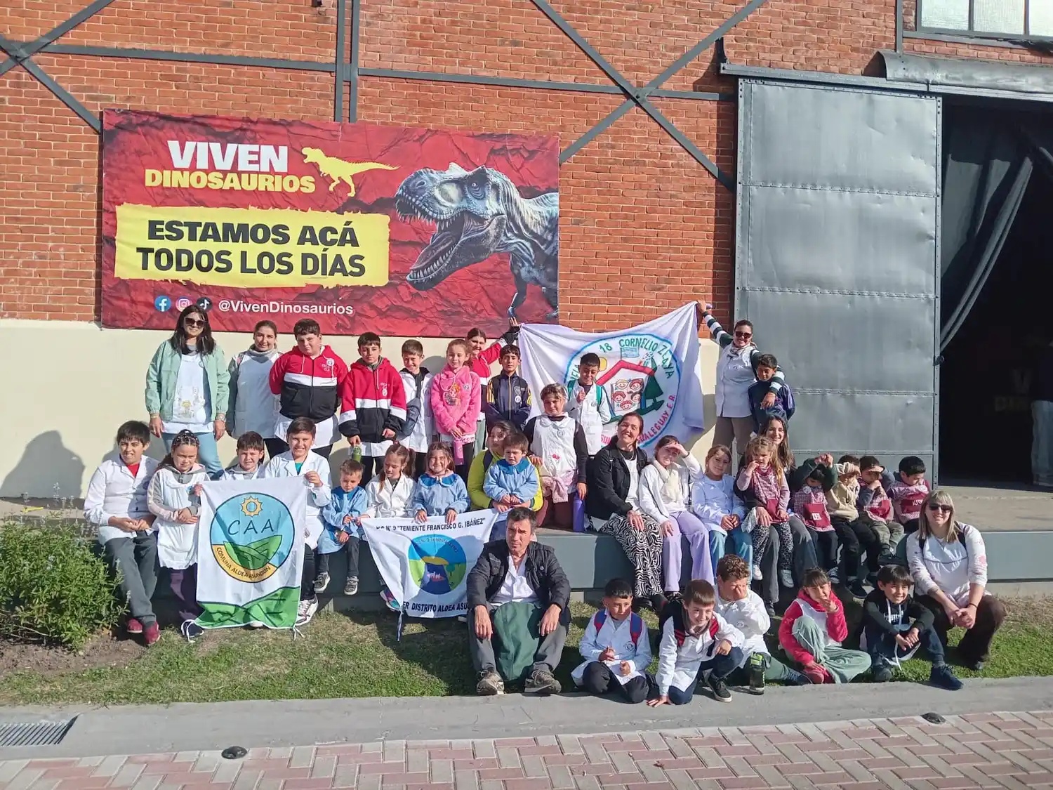 La Comuna de Aldea Asunción llevó a los alumnos de primaria a conocer “Viven Dinosaurios”