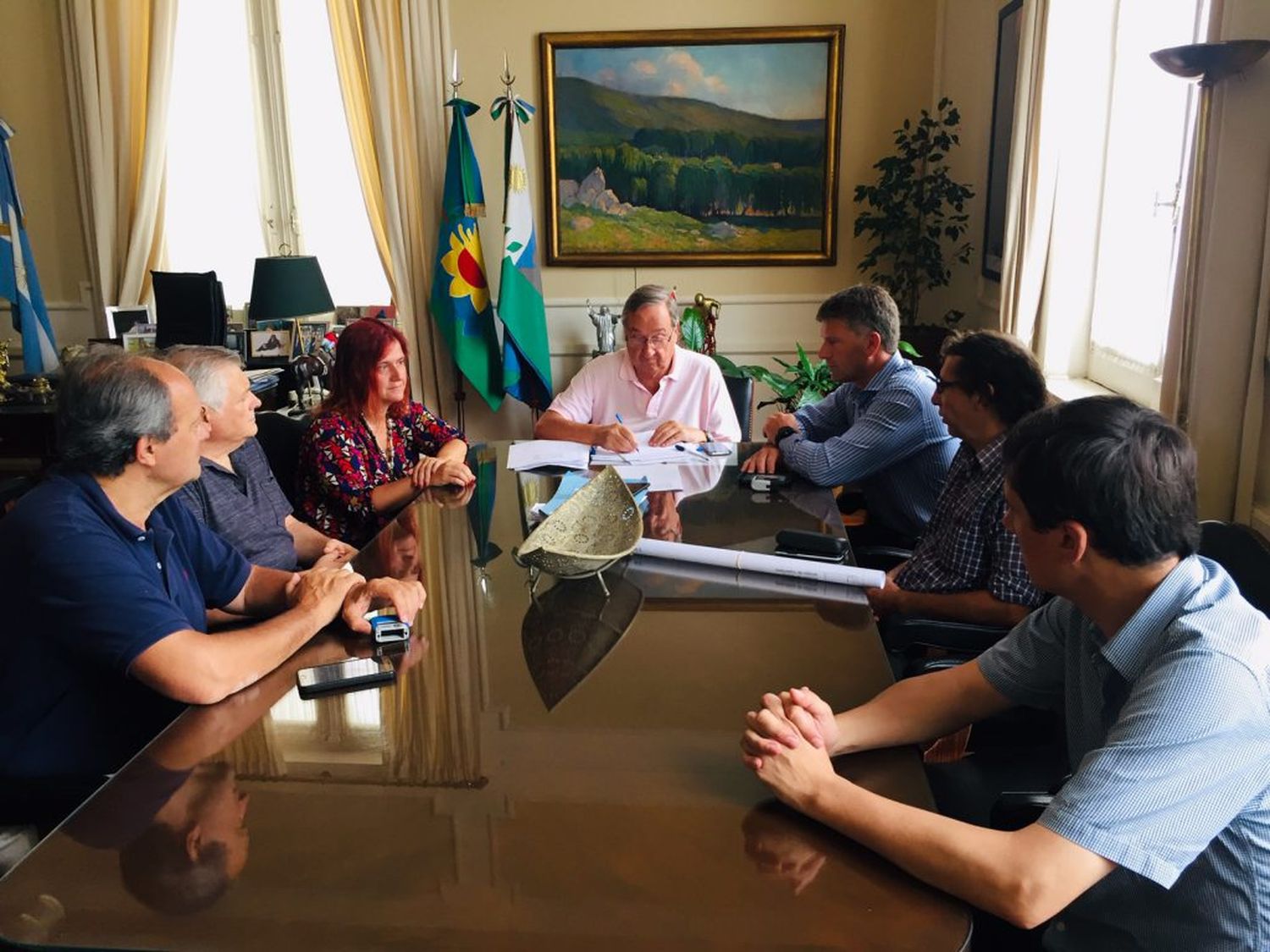 El intendente Lunghi firmó el contrato para  iniciar una nueva etapa de la obra de refacción  de techos en la escuela secundaria 8