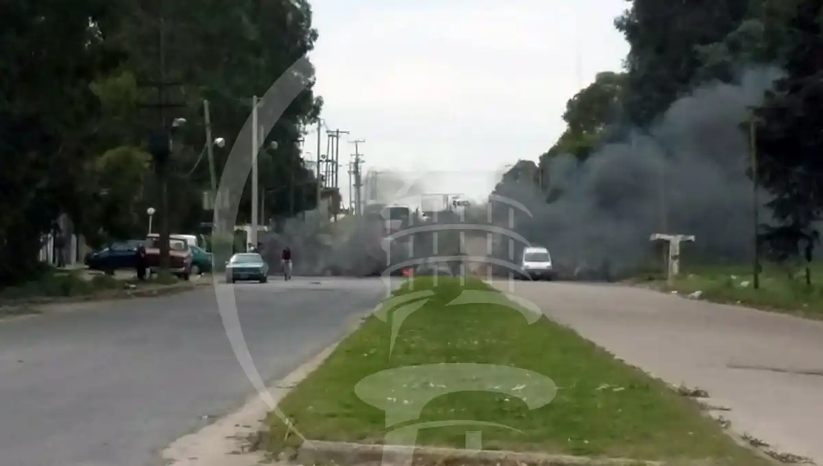 Distintos barrios cortan calles tras el temporal