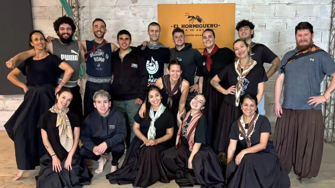 Los bailarines que conforman el Grupo El Silbido, que este domingo se presentarán en Lobos.